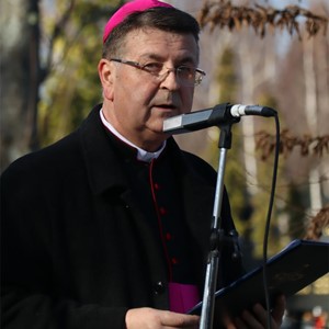 Biskup Šaško predvodio molitvu na oskvrnutim grobovima hrvatskih vojnika na Mirogoju